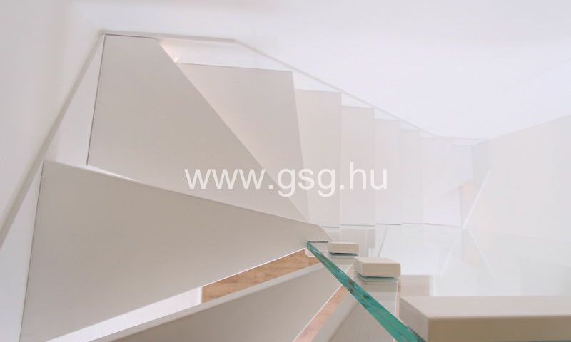 Üvegfal lebegő lépcső mellé